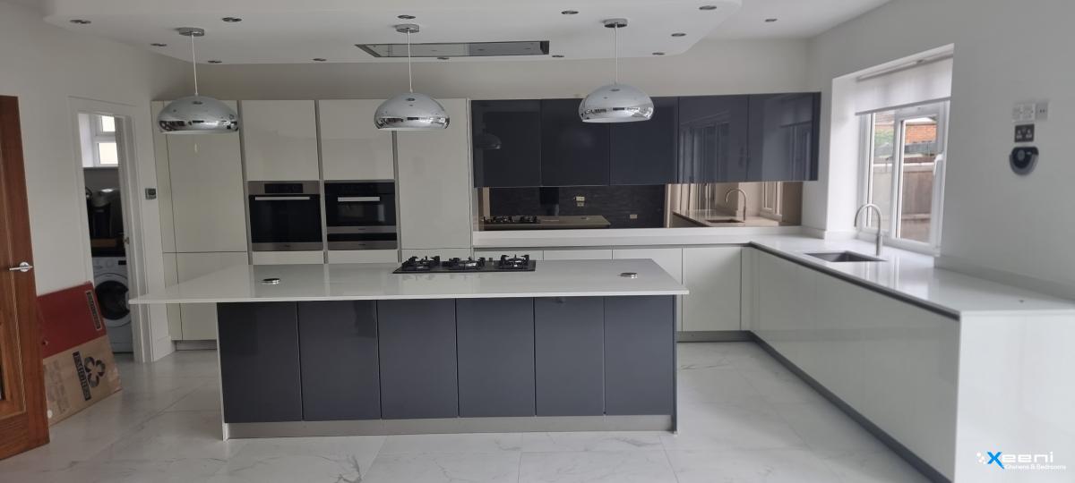 Handleless fitted kitchen in Worcester Park