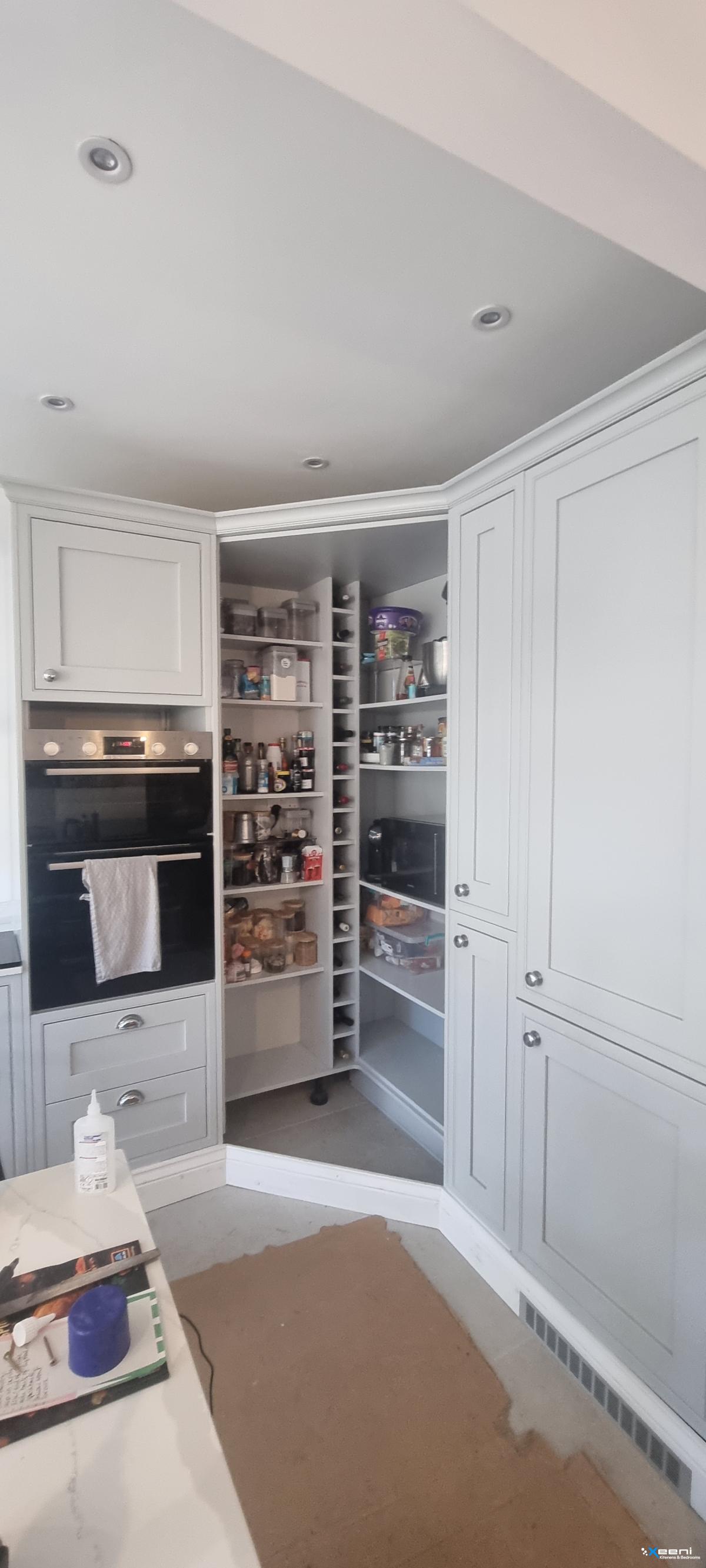 Handleless fitted kitchen in Isleworth