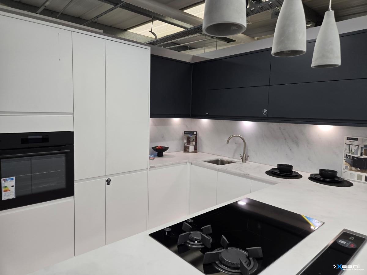 Handleless fitted kitchen in Mill Hill